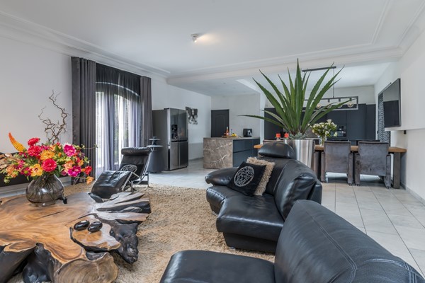 Foto - Te koop: Op een schitterende en rustige locatie in de geliefde villawijk "Moltbos" staat deze stijlvolle, vrijstaande villa met een uitzonderlijk royaal woonoppervlak.